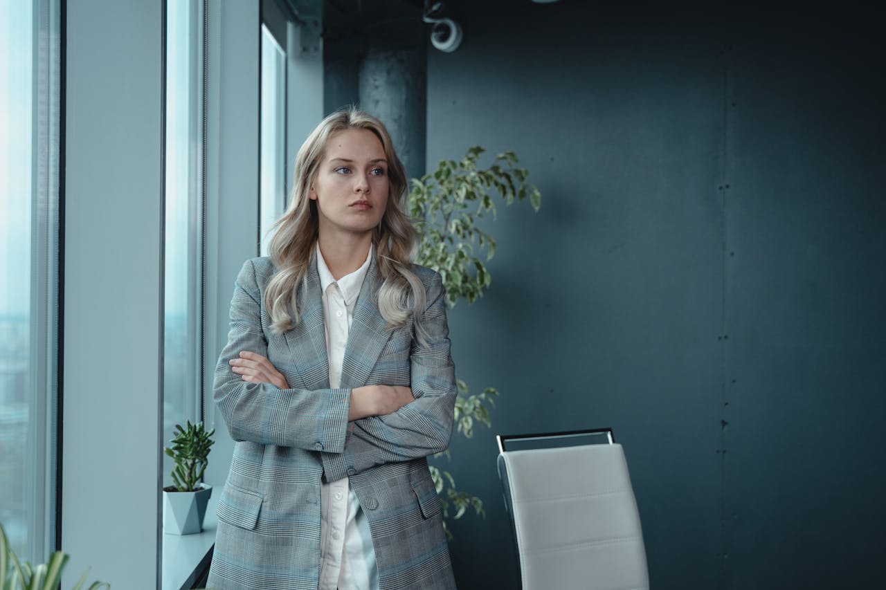 services-04 A professional businesswoman stands confidently in a modern office, exuding leadership and determination.